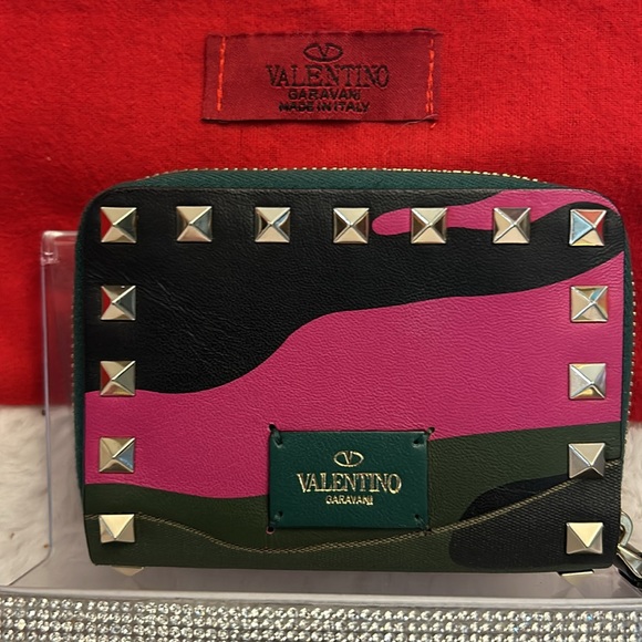 Valentino Garavani SOLD OUT Rock Stud Camouflage zip around wallet & Bracelet - Picture 8 of 17